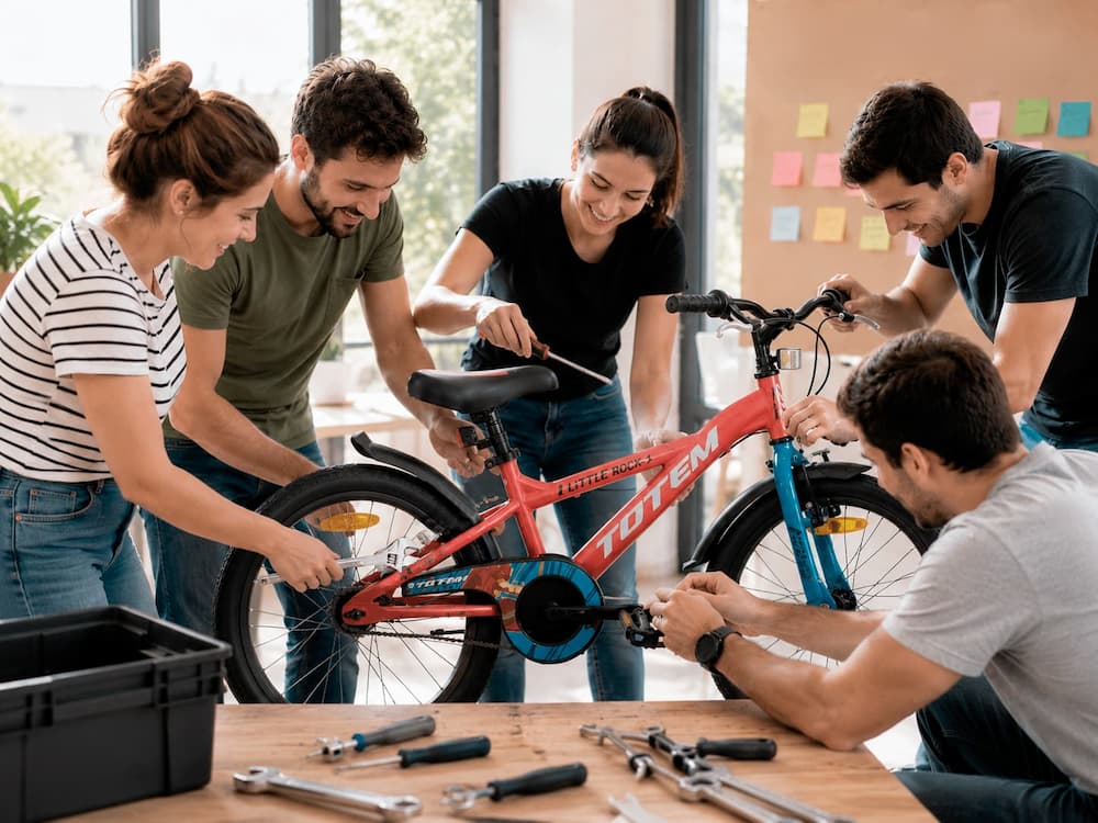 Equipo armando una bicicleta en Operación Cadena