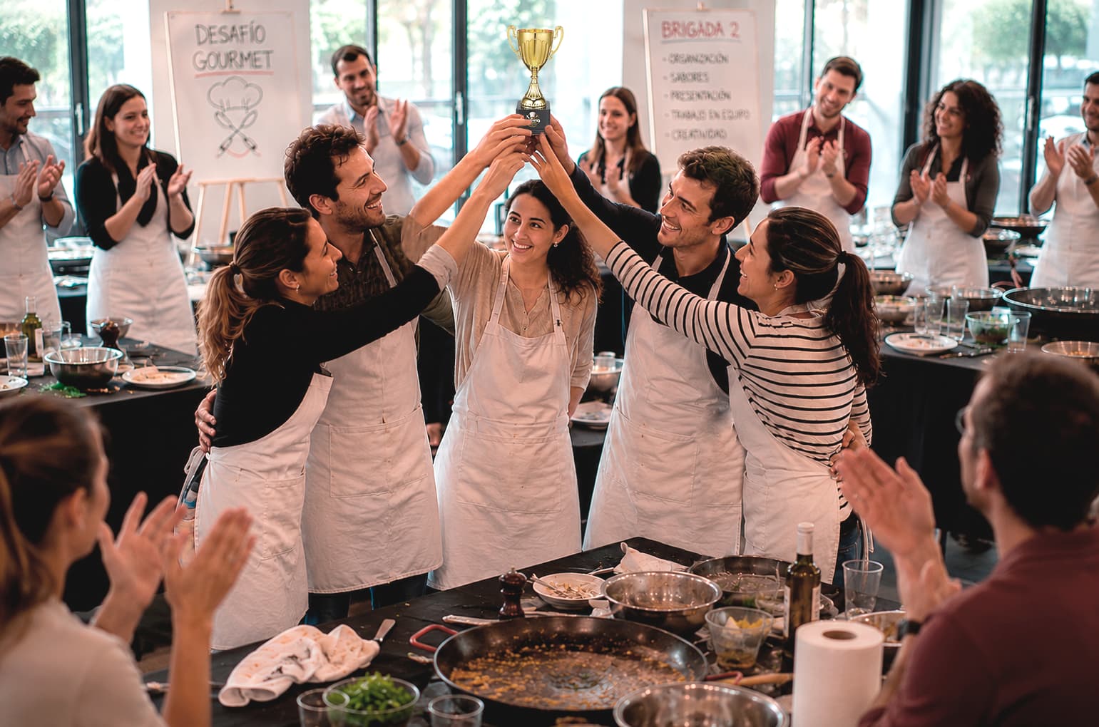 Equipo ganador celebrando con el trofeo